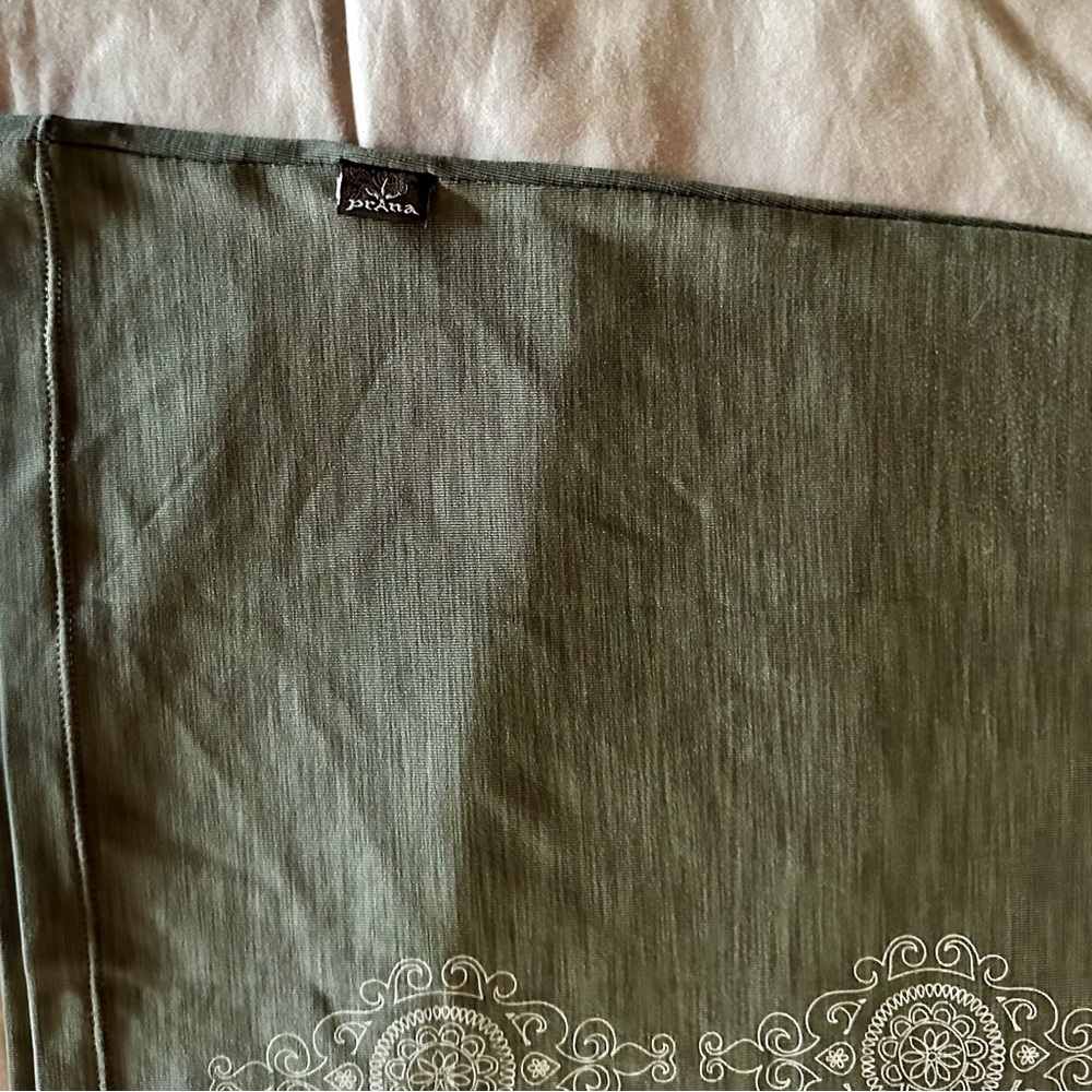 Prana Grey Yoga Top in XL, slippery smooth fabric, extra long - Picture 4 of 4